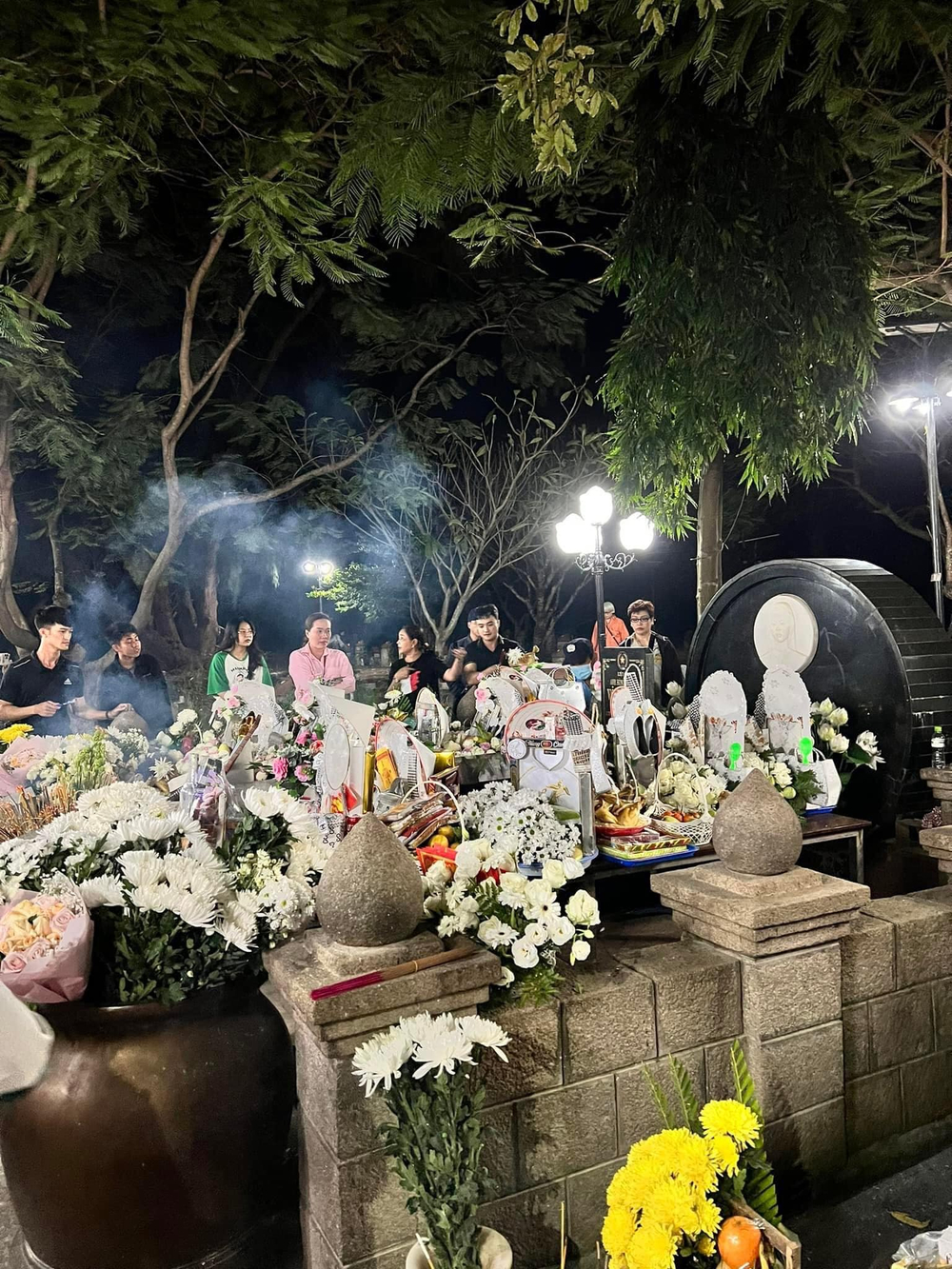 Do lượng người viếng đông, thời gian hành lễ tại mộ cô Sáu chỉ khoảng 15 phút/người